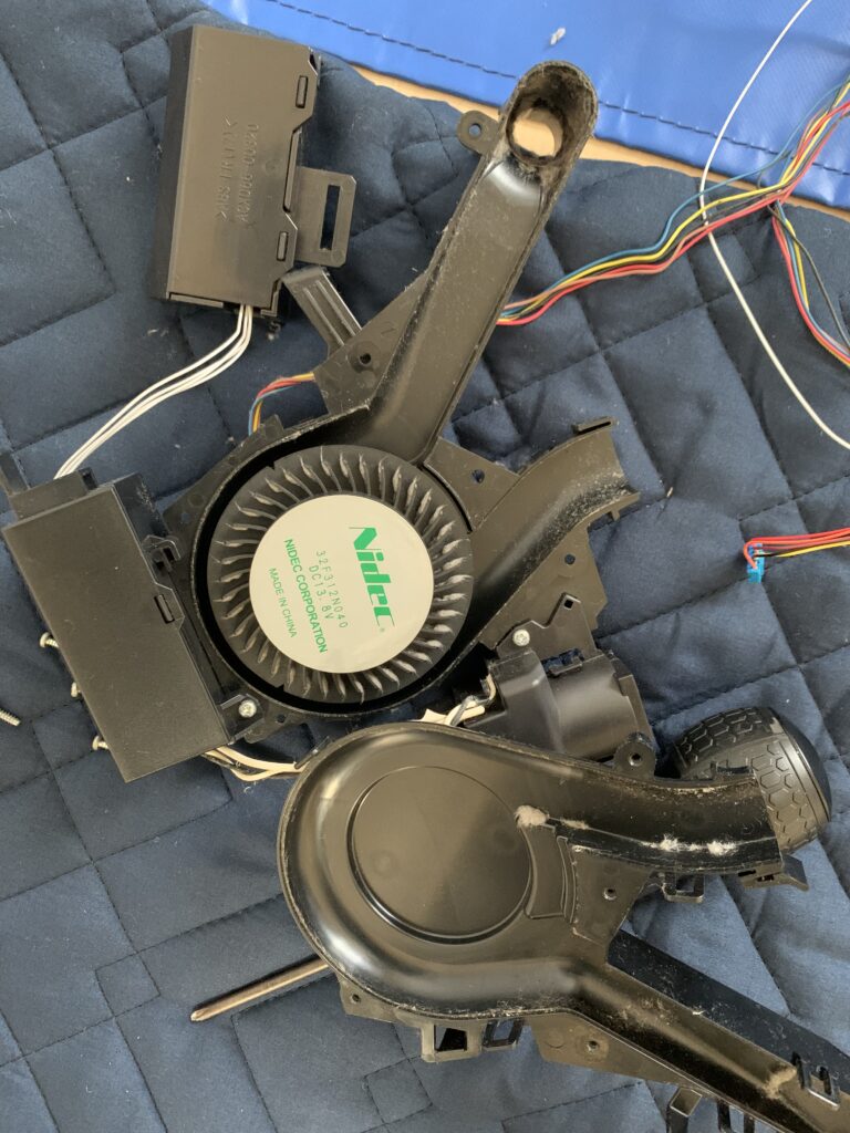 パナソニックCS-EX288C-W(2019)
お掃除ロボット　ホコリ排出ファン